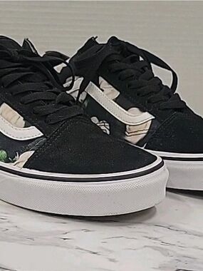 Vans off the wall Mens 8 Womens 9.5 Black With White Roses